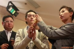 华中师范大学课堂未能进 AV前女优红音萤宣传防艾示范避孕套